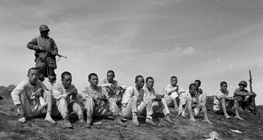 一个小兵押一群战俘,为何没人反抗?不要再问这样的蠢话了