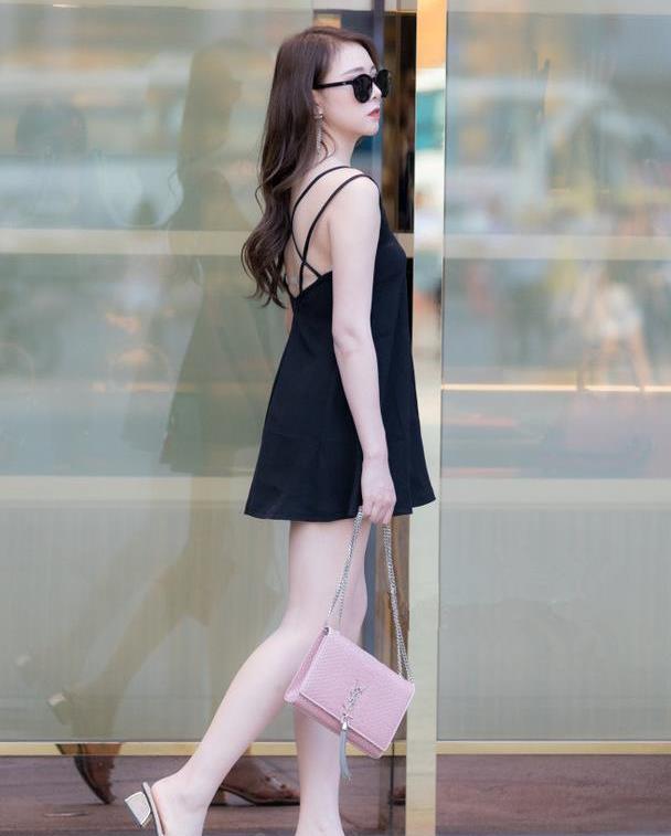 街拍:2020年炎炎夏日下重庆街头高颜值长腿美女照片集锦