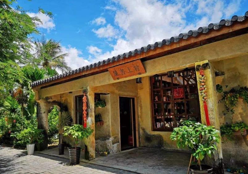除了具有特点的书店外,当地黎家小院每天都会有黎族风情的表现,常用