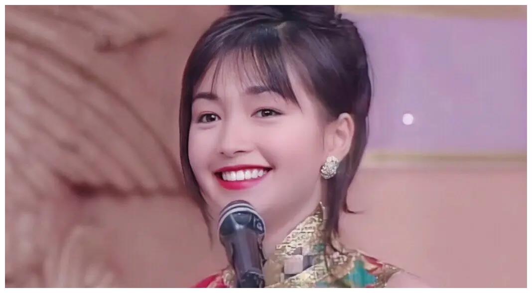 50岁李绮红近照，纯素颜还是美人轮廓，何美钿感觉只有眼睛老了|李绮红|何美钿|港姐_新浪新闻