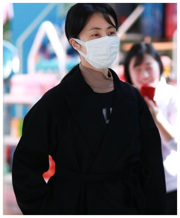 孙莉穿黑色大衣低调走机场了,素颜更高级大气