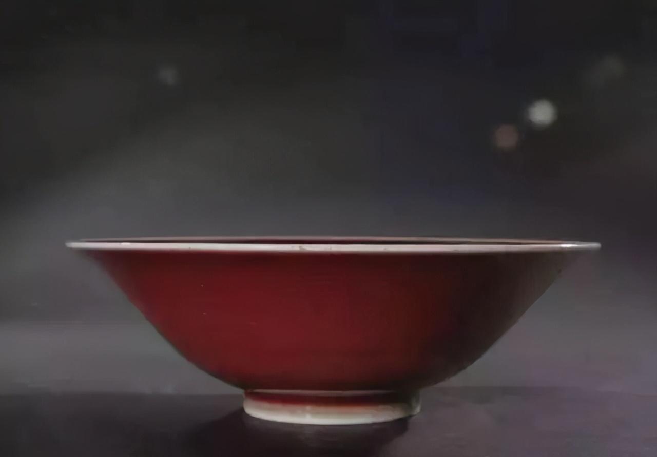元代暗红色调用高温石灰釉在还原气氛中焙烧而成明永乐红釉是以铜为