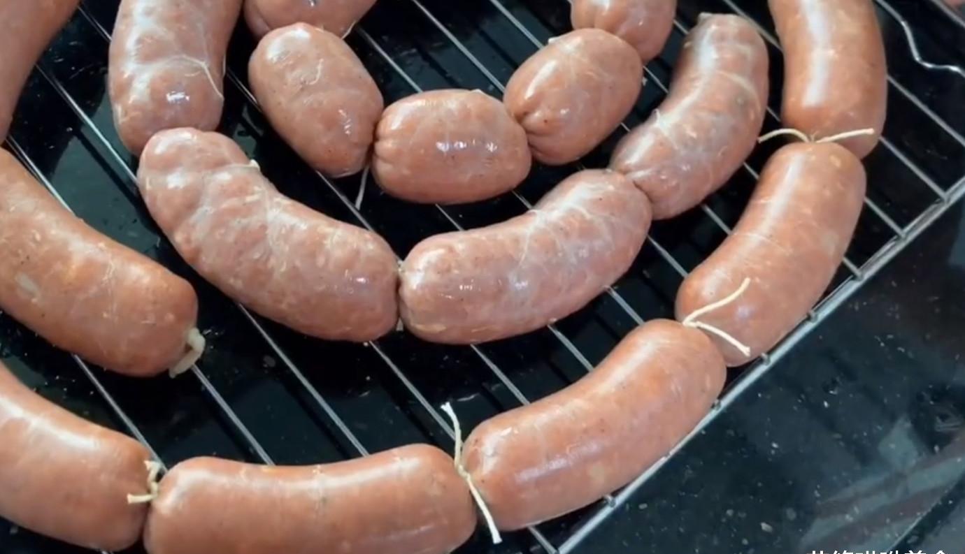 自制脆皮烤肠方法简单皮脆肉嫩真材实料比买得还好吃