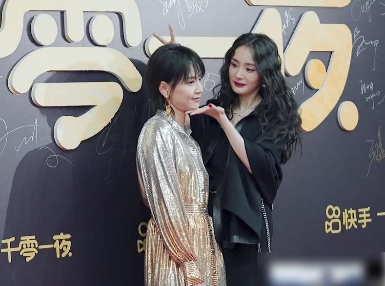 一千零一夜晚会杨幂和周笔畅走红毯一个动作看出关系好坏