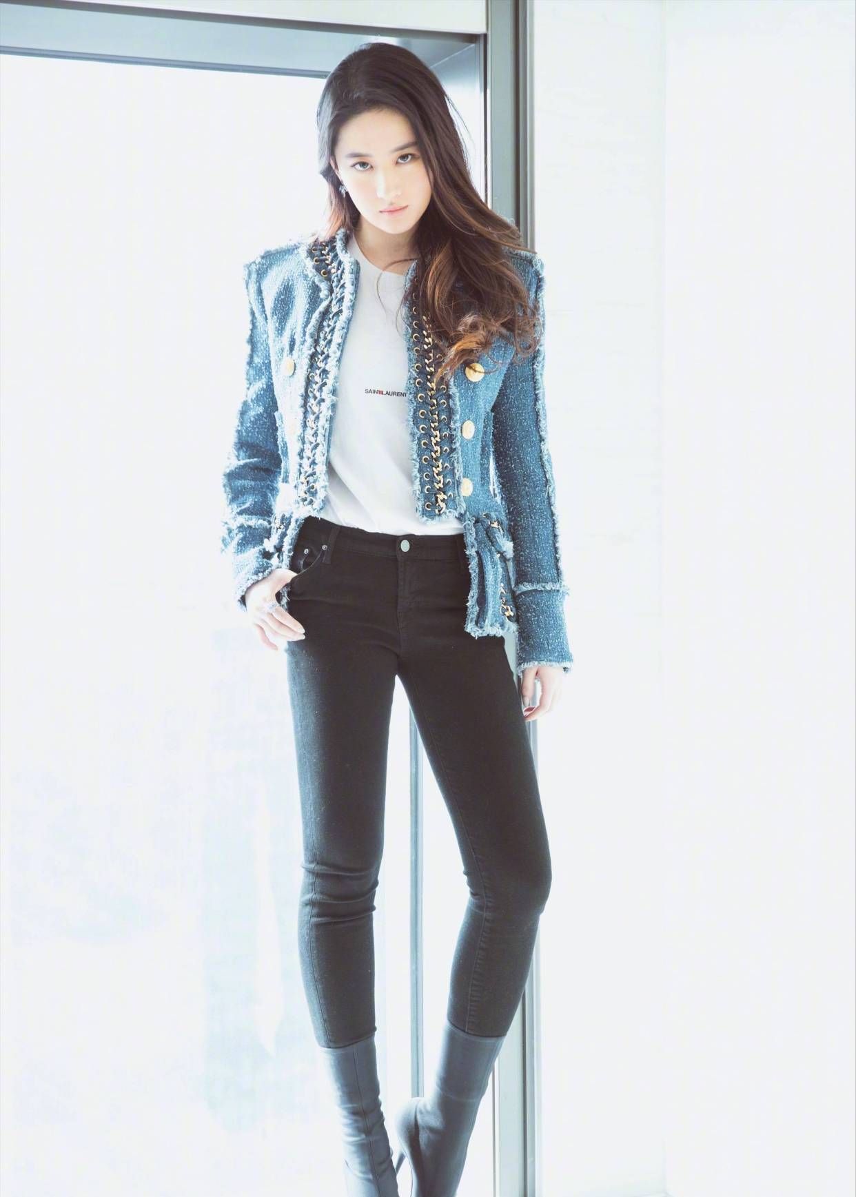 刘亦菲穿紧身牛仔裤,成功遮住大象腿,不笑就是女神