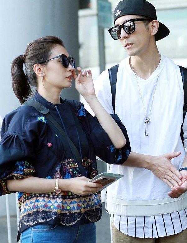 贾静雯二婚真是嫁对了与修杰楷都穿休闲服走机场看不出年龄差