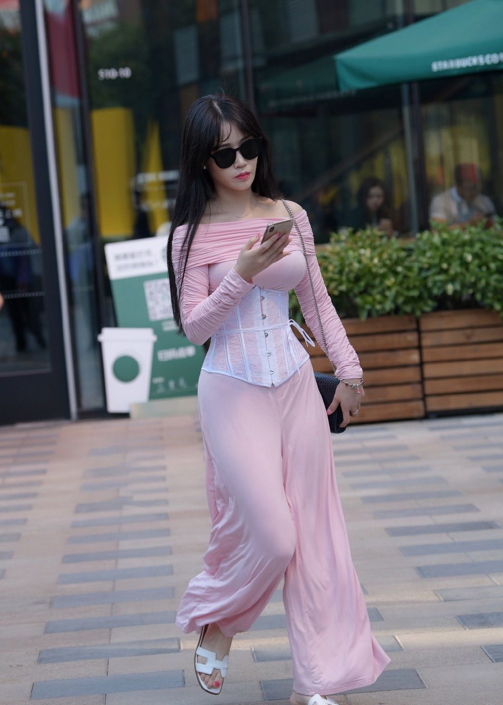 骄阳似火的夏日抓拍时尚女神,深入了解之后拍出了精美的图片!