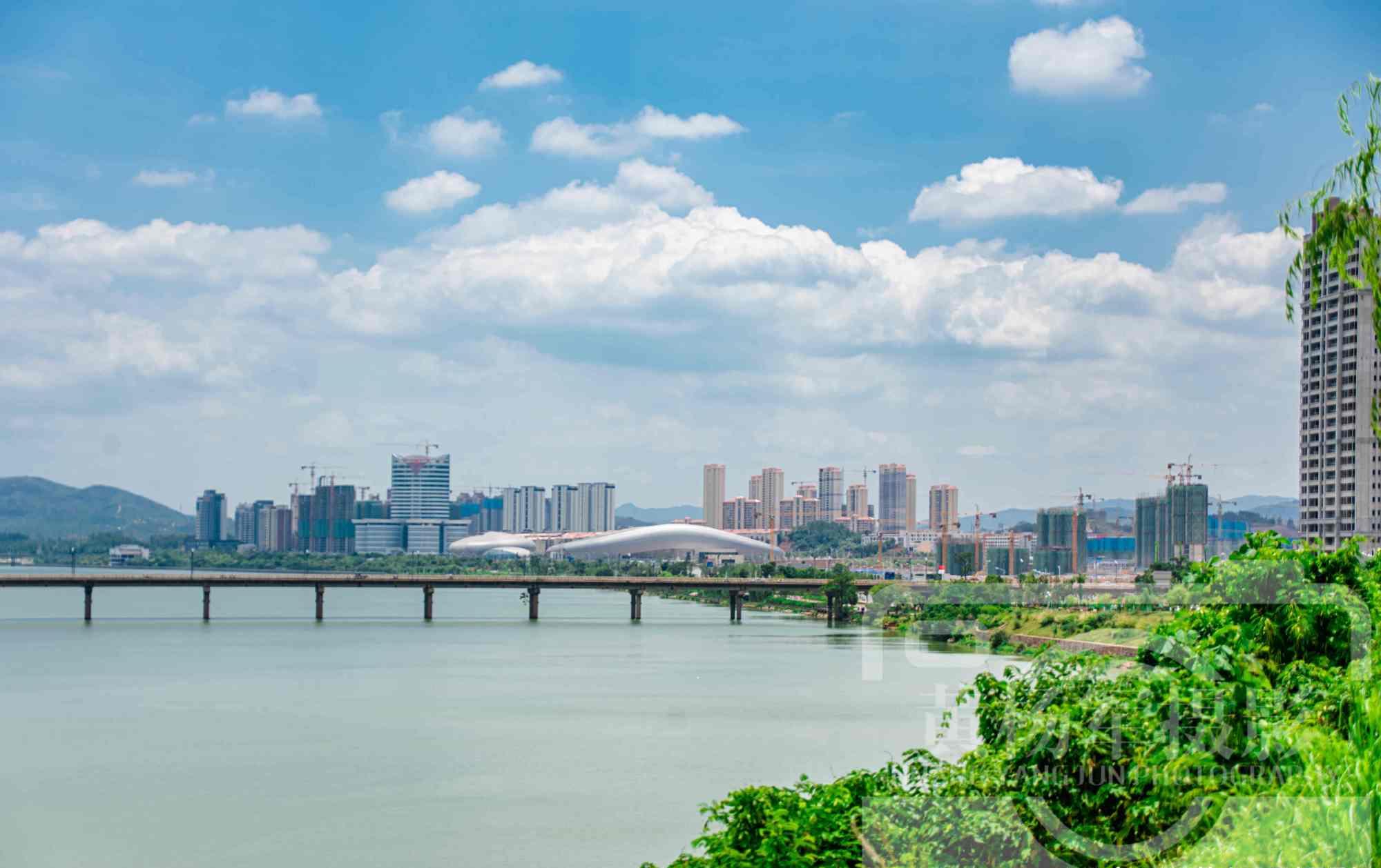 赣州于都县的城市风光,夏日的长征集结出发地,于都河畔景美如画