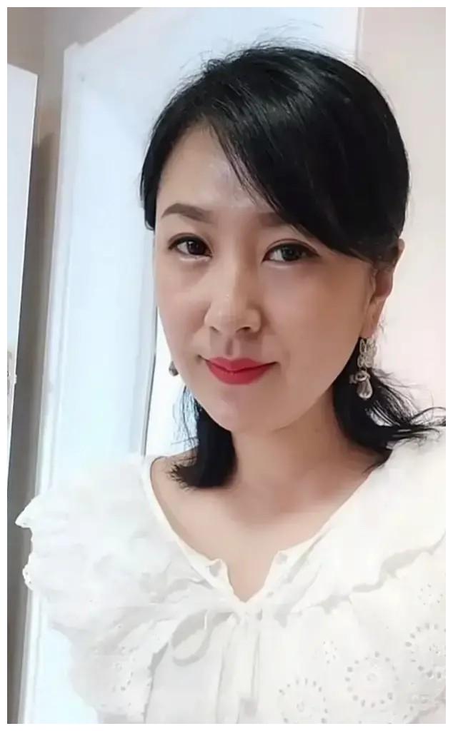 三十七岁表嫂魅力依旧,熟女气质显露无疑_新浪新闻