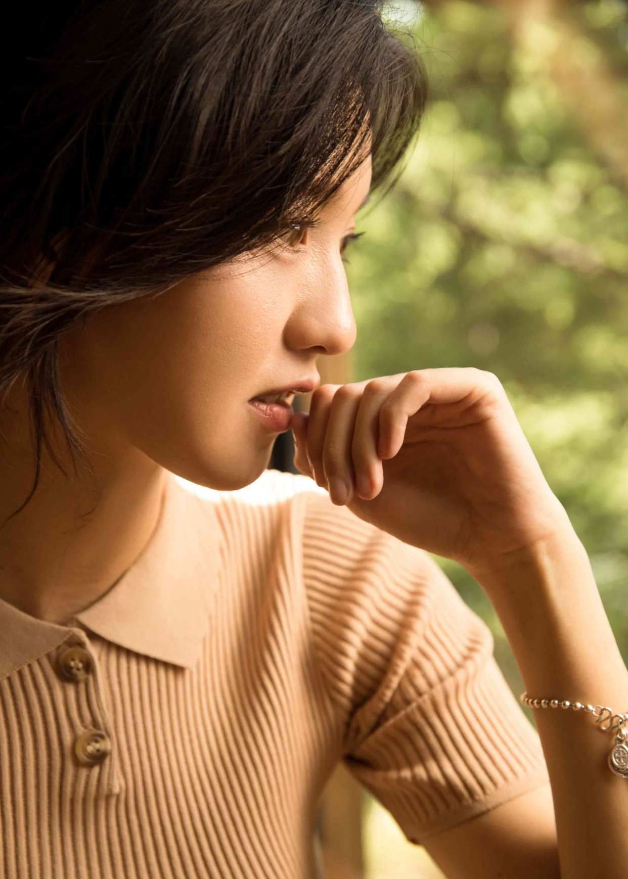 傅晶写真沐浴暖阳 "逆生长"颜值尽显魅力_高清图集_新浪网