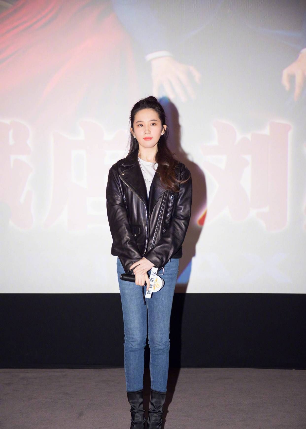 刘亦菲穿紧身牛仔裤,成功遮住大象腿,不笑就是女神