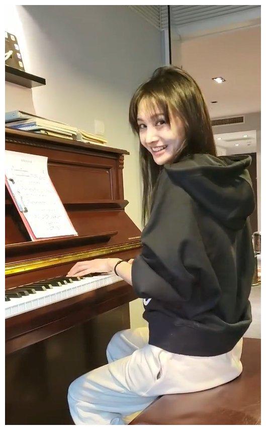 郑爽单身后愈发瘦,穿紧身裤大腿和小腿一样细,不给别人留活路__财经