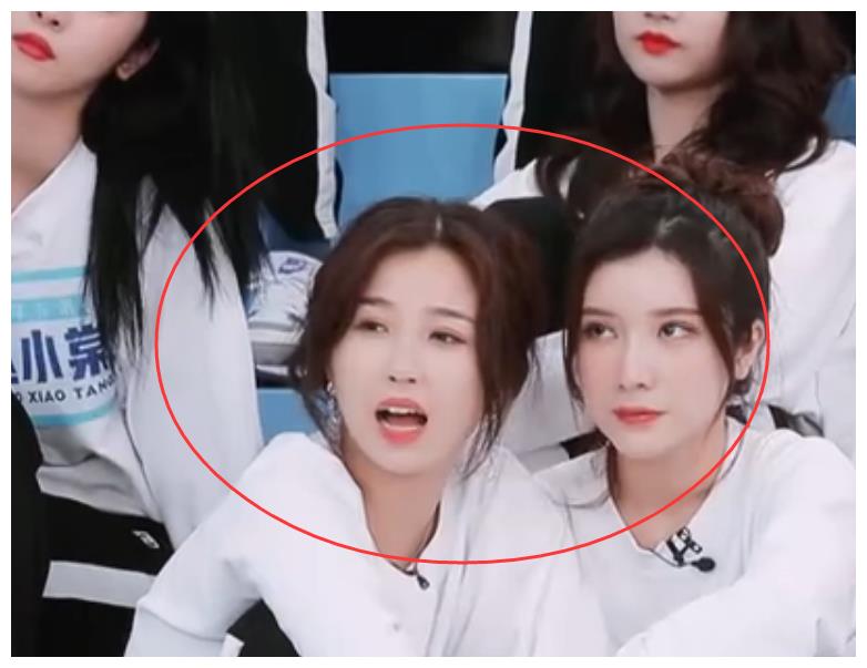 许佳琪刘令姿双人舞看到下腰幅度谁柔韧性更好一目了然