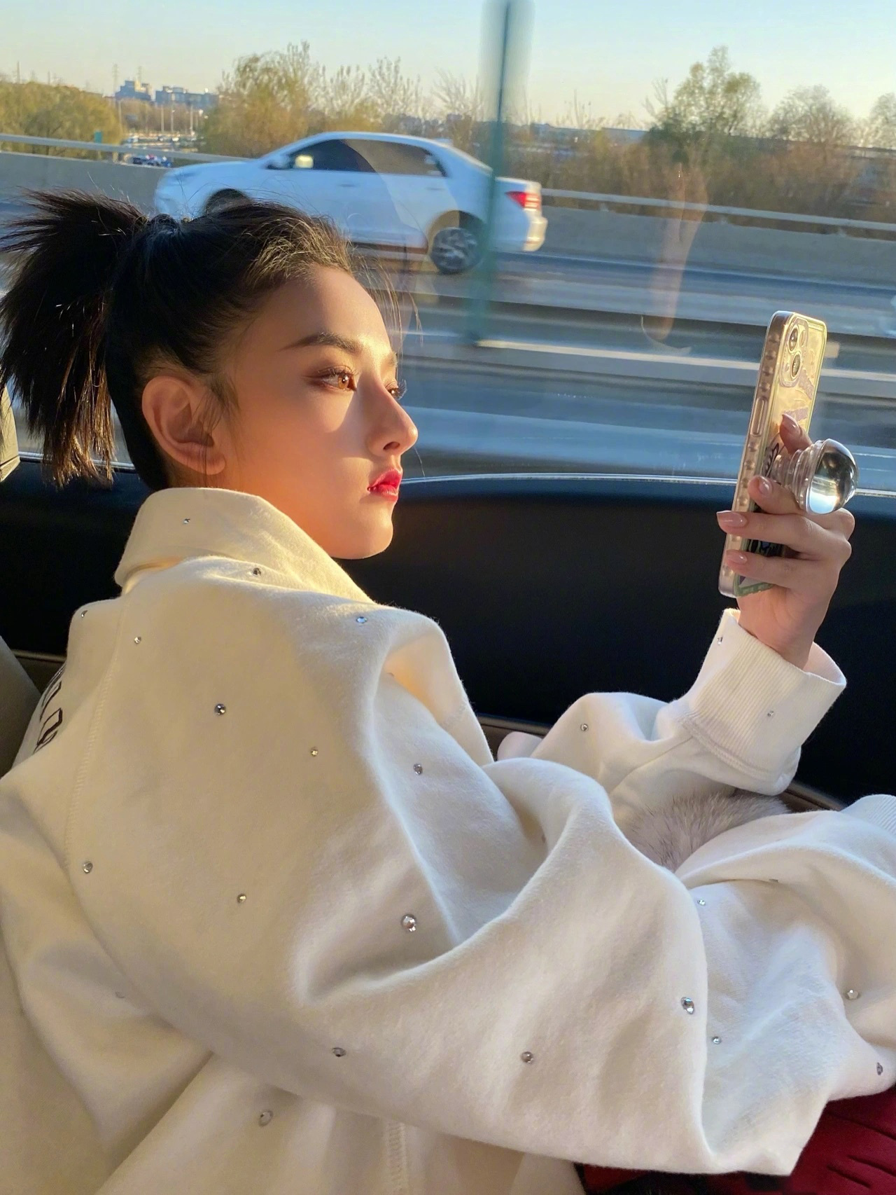 宋祖儿分享日常私服,身穿闪钻纯白卫衣,阳光沐浴下