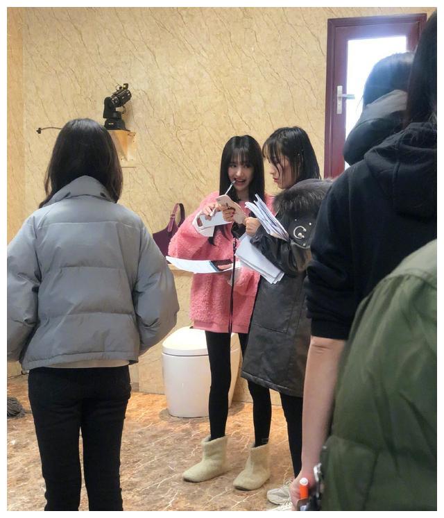 郑爽单身后愈发瘦,穿紧身裤大腿和小腿一样细,不给别人留活路__财经