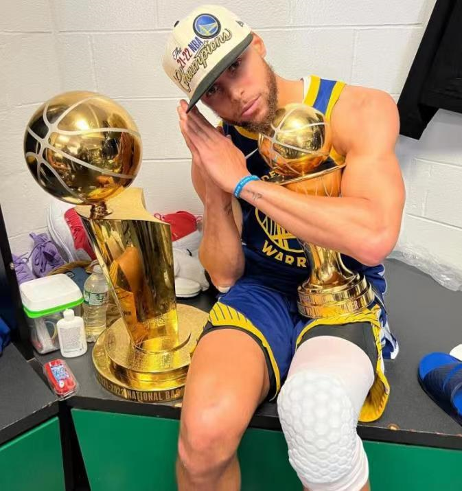 库里社媒晒照庆祝夺冠比出经典庆祝动作杜兰特按赞