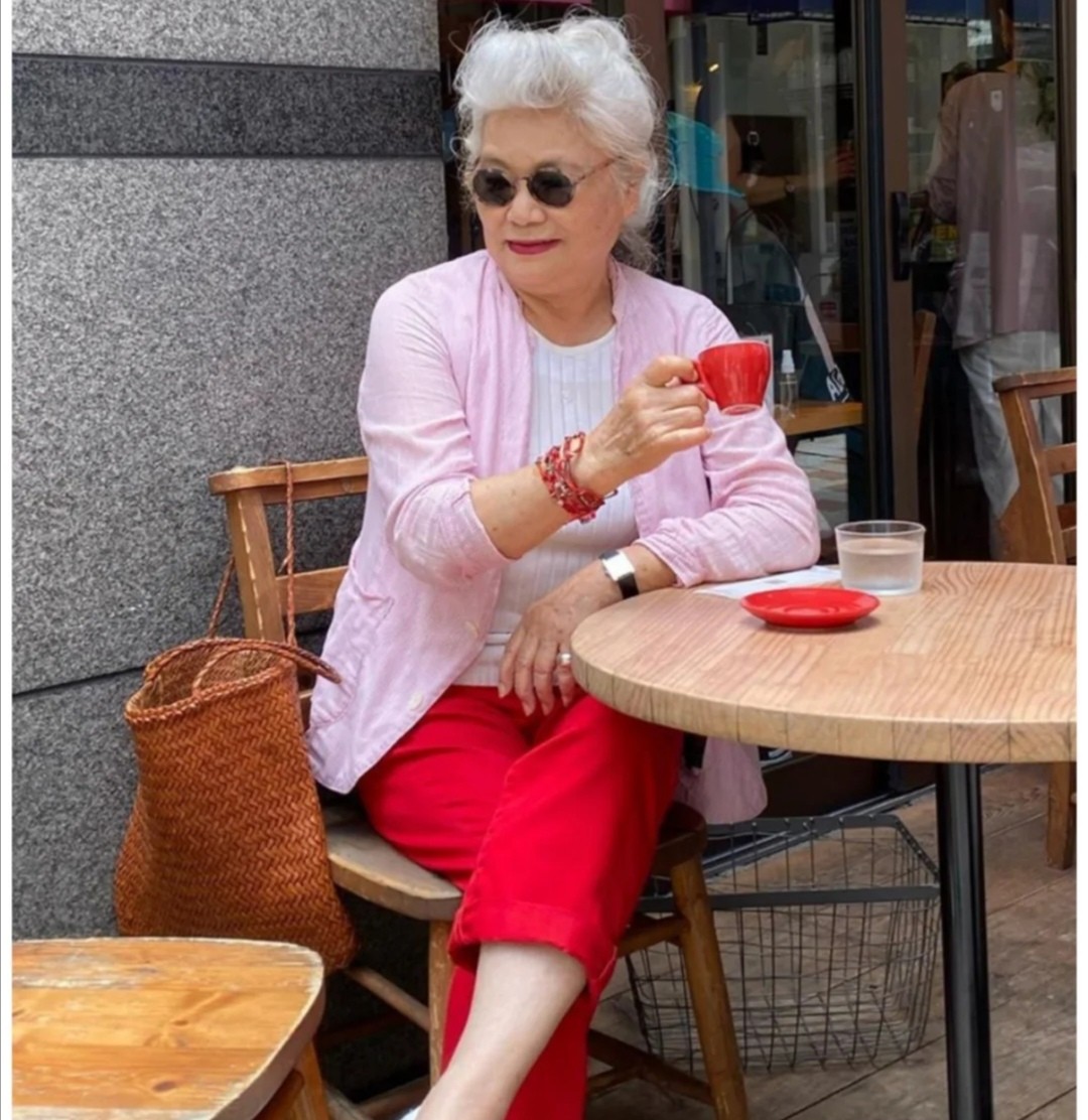 时尚与年纪无关这几位80奶奶的时髦穿搭满头白发照样有魅力