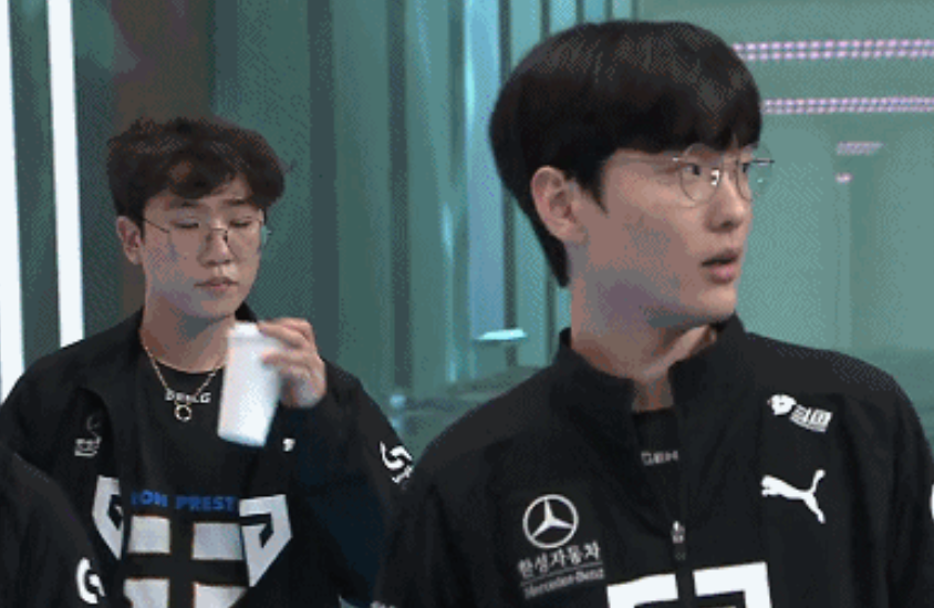 哥子哥rascal向粉丝行跪拜礼饯别并首次澄清s10的回眸