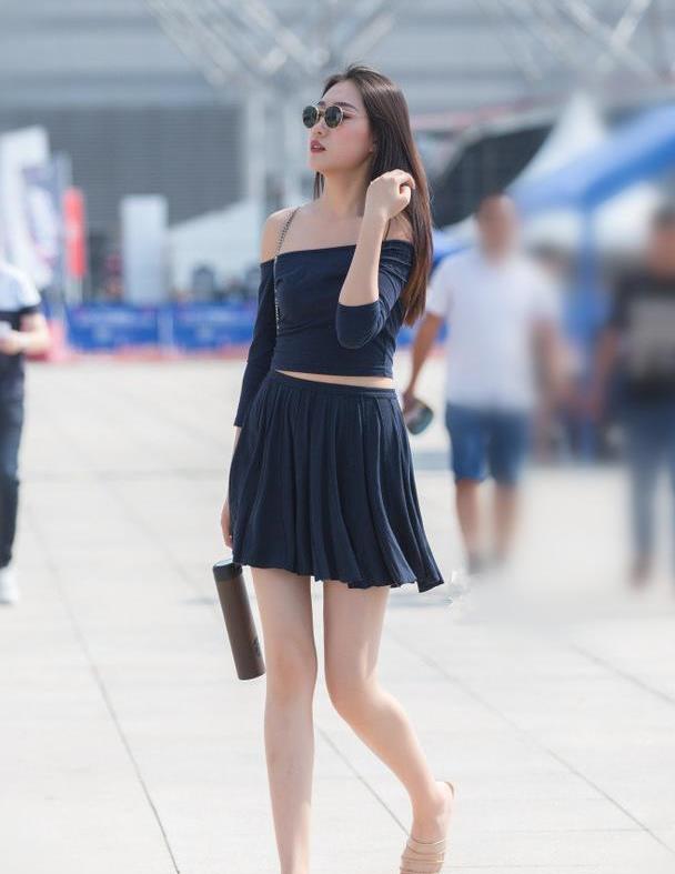 街拍:2020年炎炎夏日下重庆街头高颜值长腿美女照片集锦