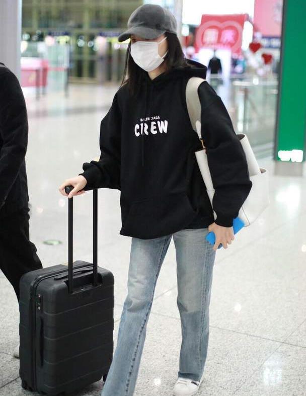 董洁的机场穿搭才叫简约,黑色卫衣配牛仔裤,虽低调但很有国际范|卫衣