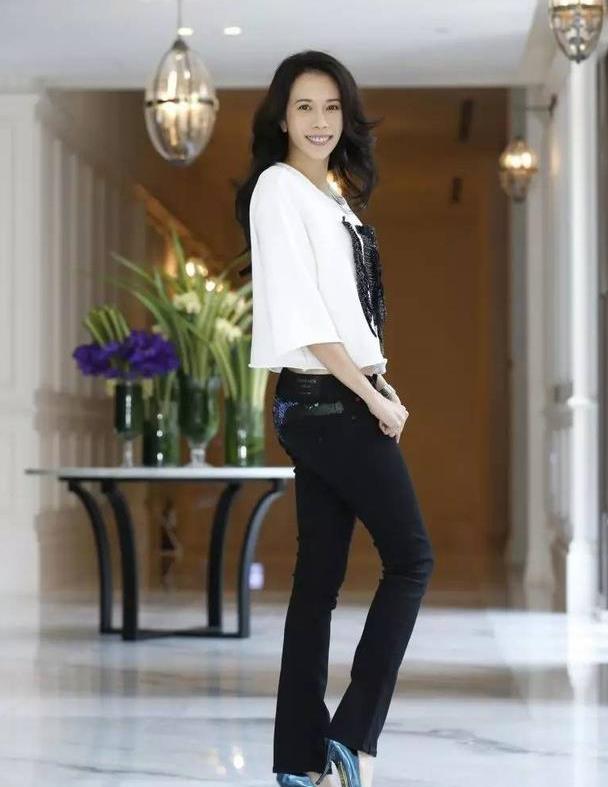 莫文蔚真有50岁穿运动服配波点裤走机场年轻感十足真显小