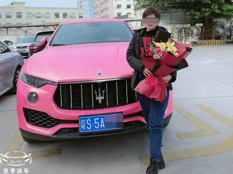 一辆粉色玛莎拉蒂,几十个微商拍不停,最后终于穿帮了