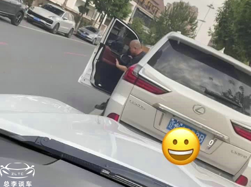 刘能扮演者王小利的座驾剧中开夏利现实中开什么车