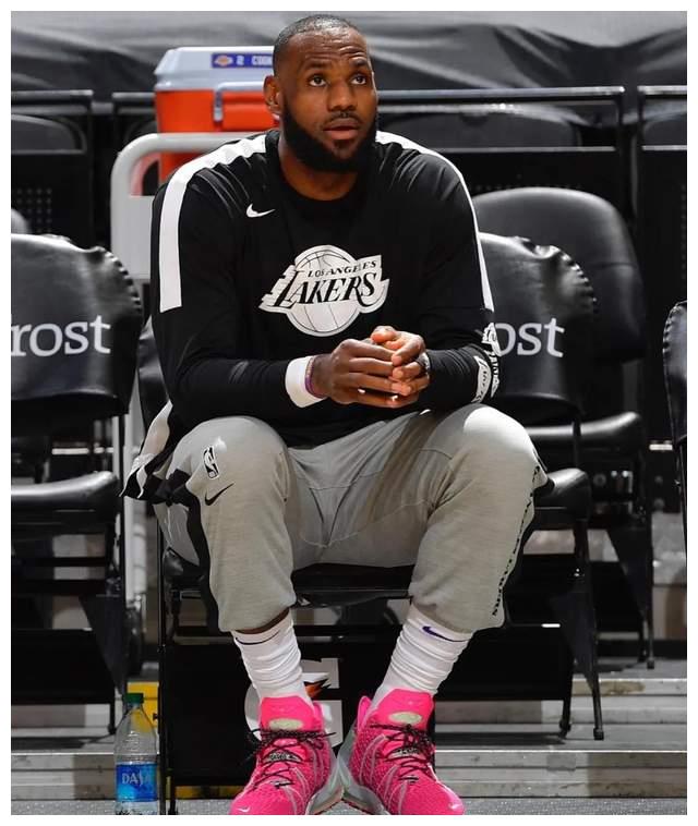 nba球员上脚:詹姆斯生日夜战靴,kobe6蓝迷彩很帅