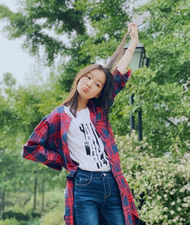 有种"野蛮式生长"叫纪姿含,才13岁就学会穿无痕裤,秒变腿精_高清图集