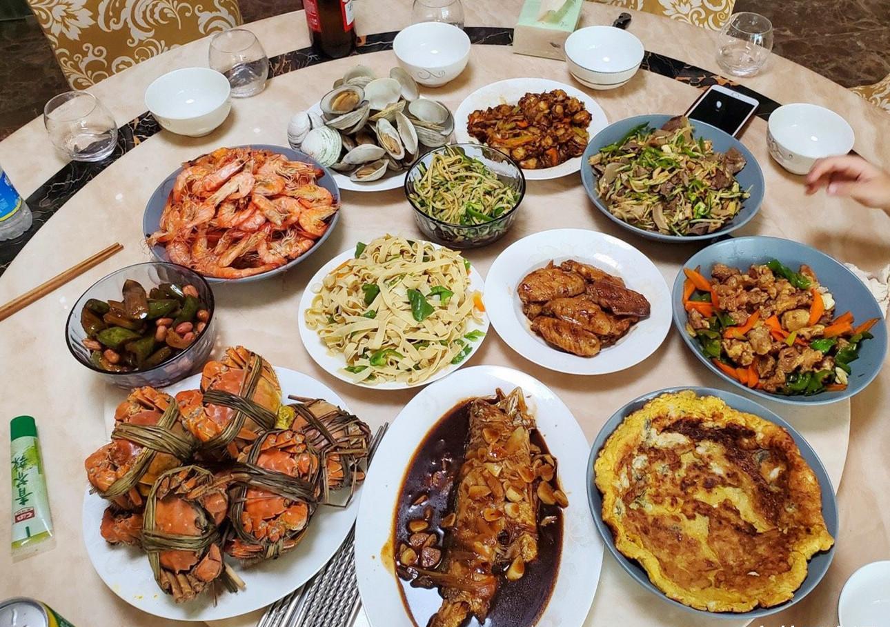 春节东方家庭在中式庭院内聚餐照片摄影图片_ID:417199932-Veer图库