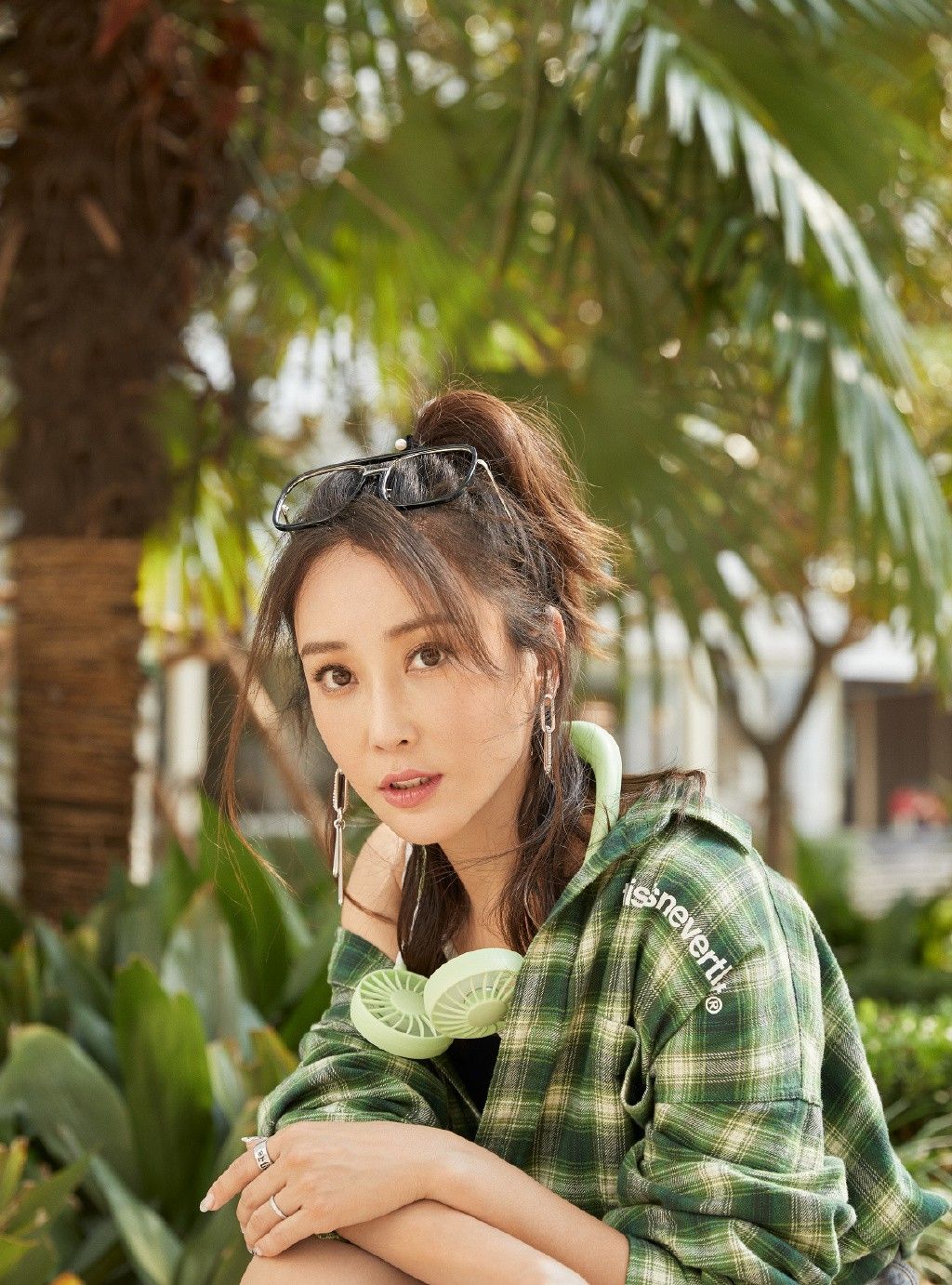 杜若溪出街写真,穿绿色华夫格衬衫,清新靓丽,灵动优雅!