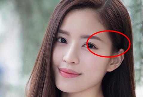 第一:眉毛上扬相学中,眉毛上扬的女人,很容易生男孩.