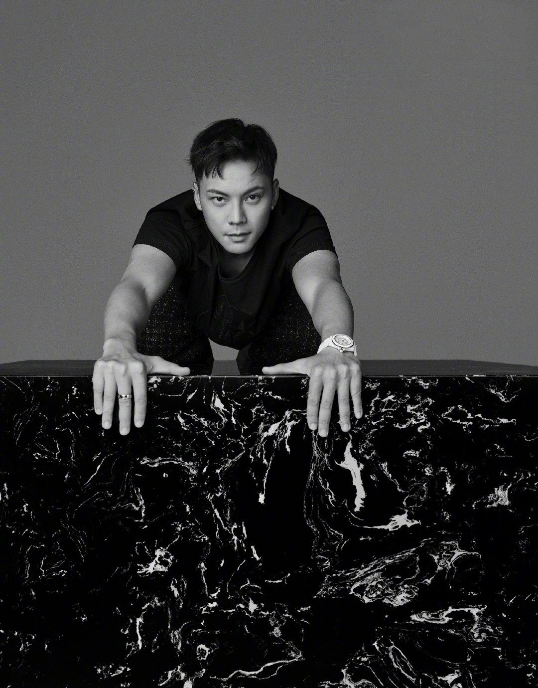 陈伟霆不愧是时尚宠儿拍写真尽显男友力黑白大片好有高级感