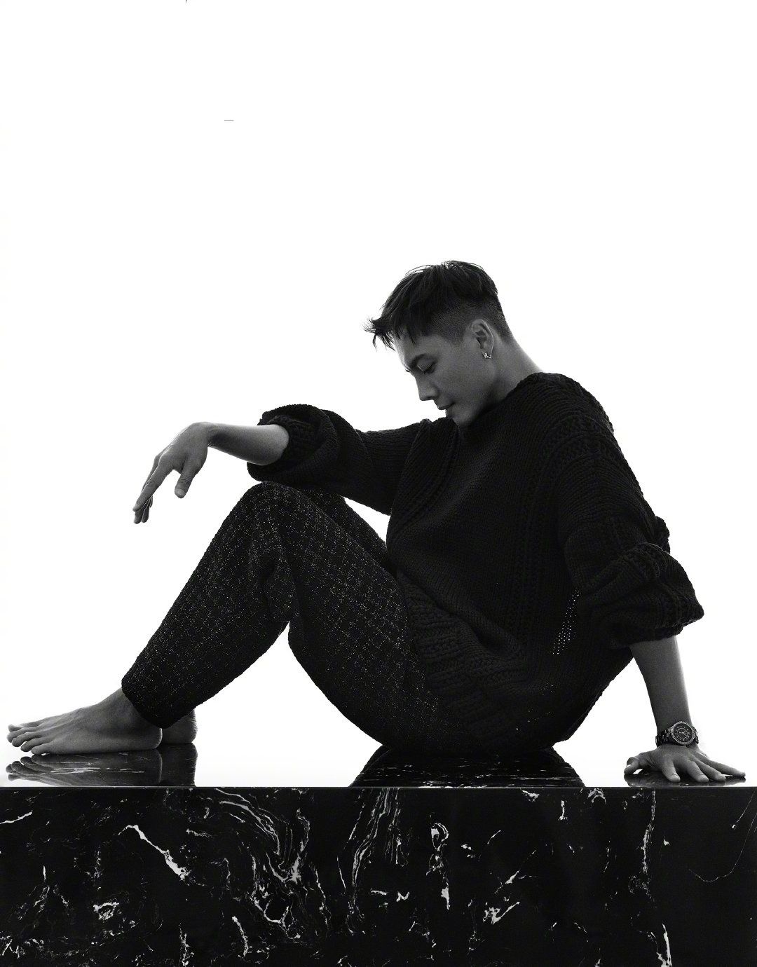 陈伟霆不愧是时尚宠儿拍写真尽显男友力黑白大片好有高级感