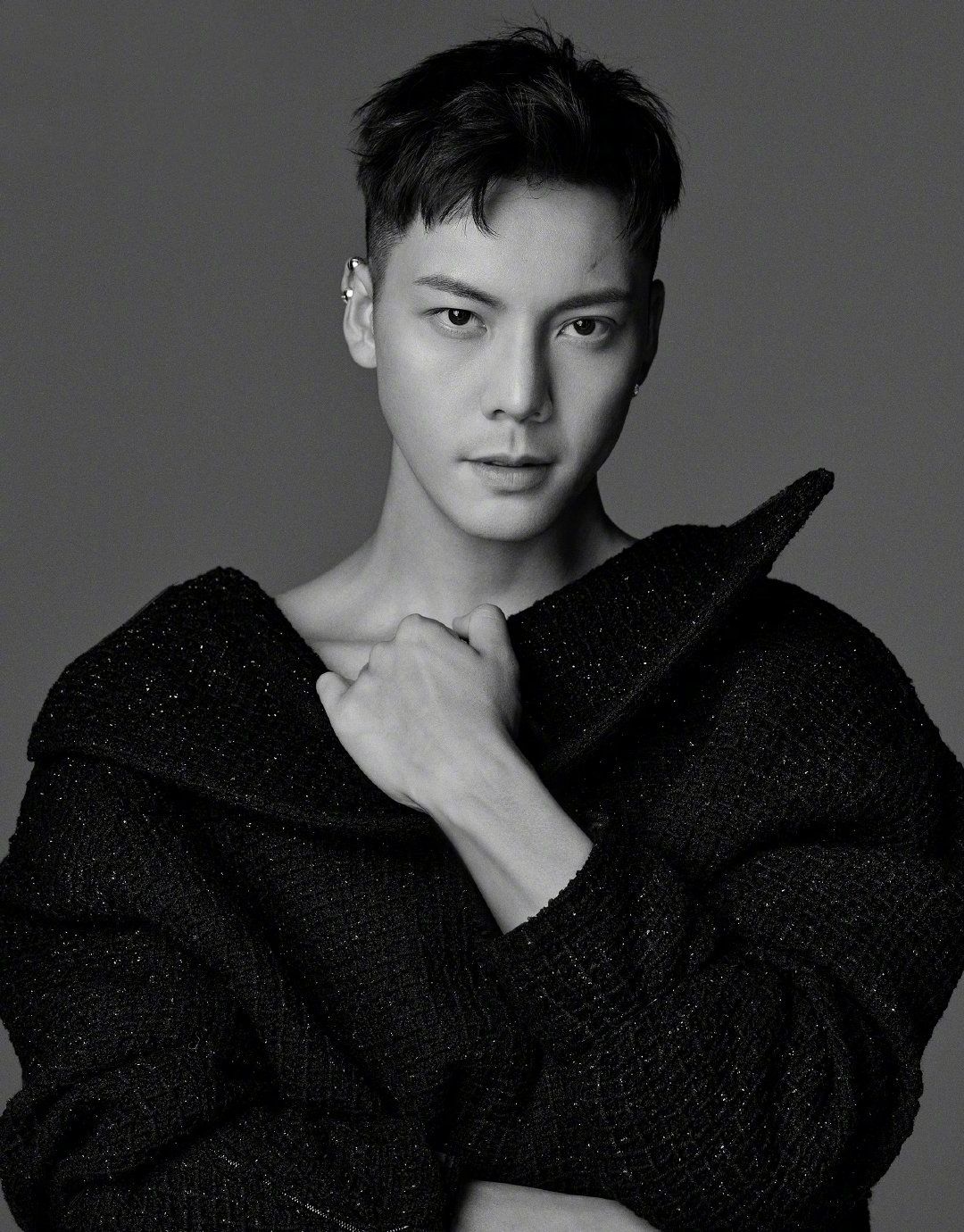 陈伟霆不愧是时尚宠儿拍写真尽显男友力黑白大片好有高级感