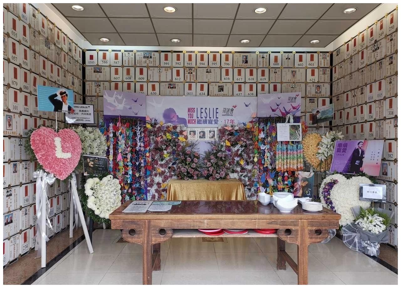 张国荣逝世17周年,粉丝前往宝福山祭拜,悼念现场挂满千纸鹤