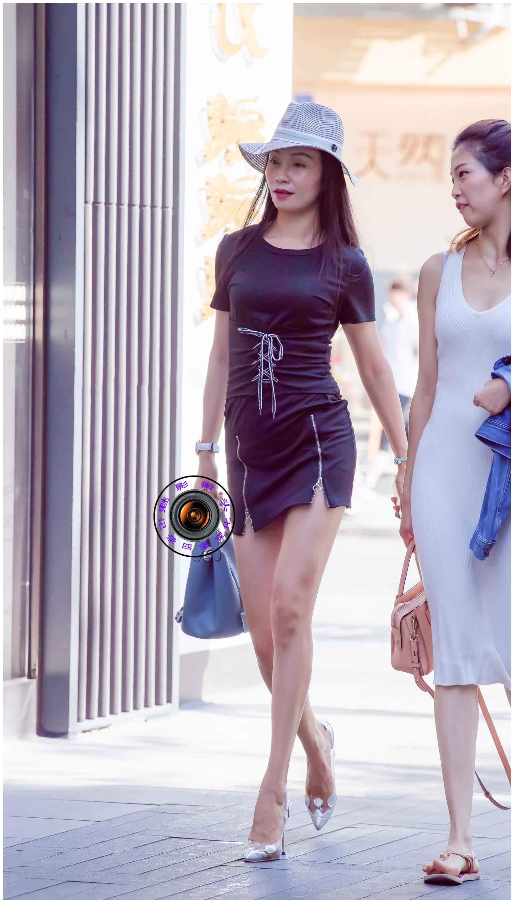 身高腿长的美女连衣裙搭配高跟鞋再加一条腰封显身材有气质