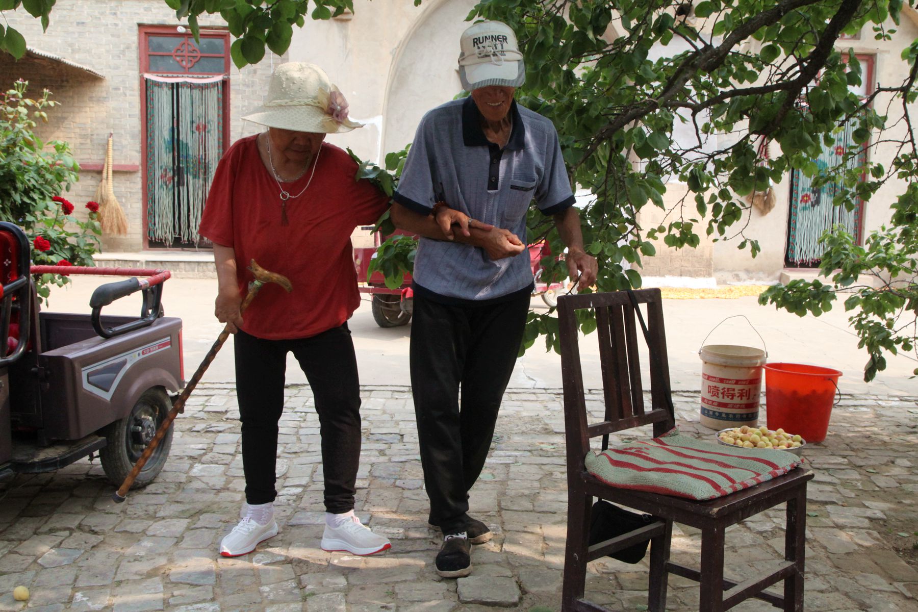 78岁农民大叔被称"模范丈夫",大娘说出来怕人笑话,啥情况|大娘|白水