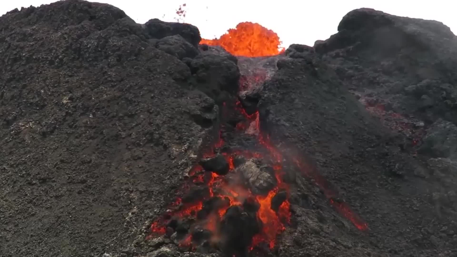 岩浆岩用60000帕水刀切开,看横切面不敢相信