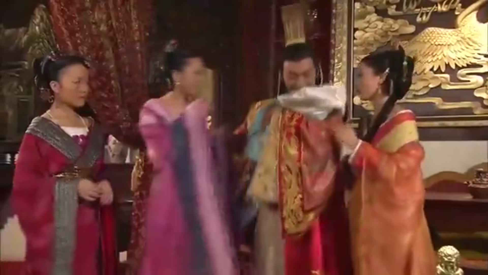 心机妃子仗着自己有孩子竟当着皇上面推倒皇后皇上当场怒怼