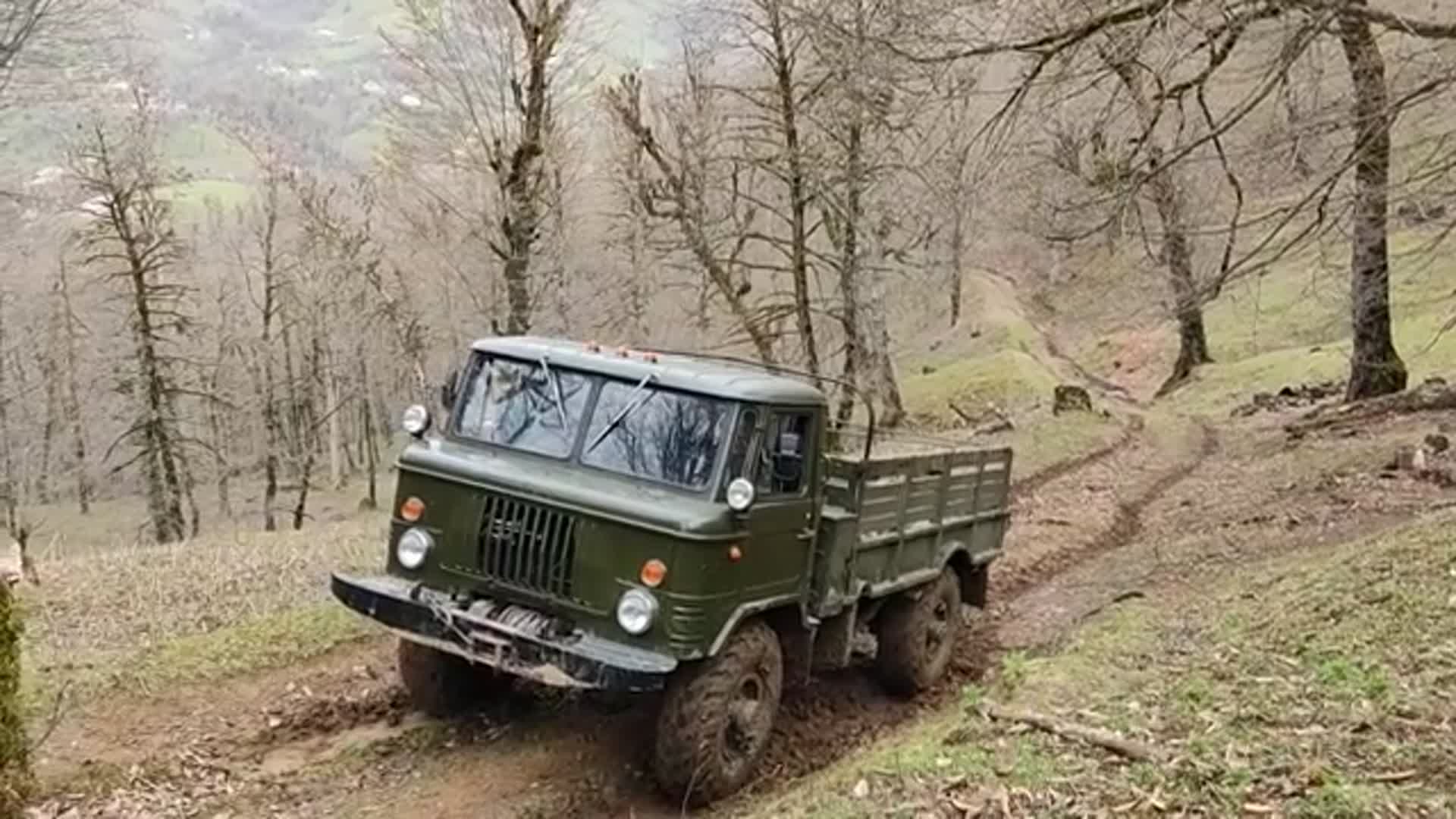 外国四区军用小卡车,在泥泞的道路上爬坡,看起来有点费劲