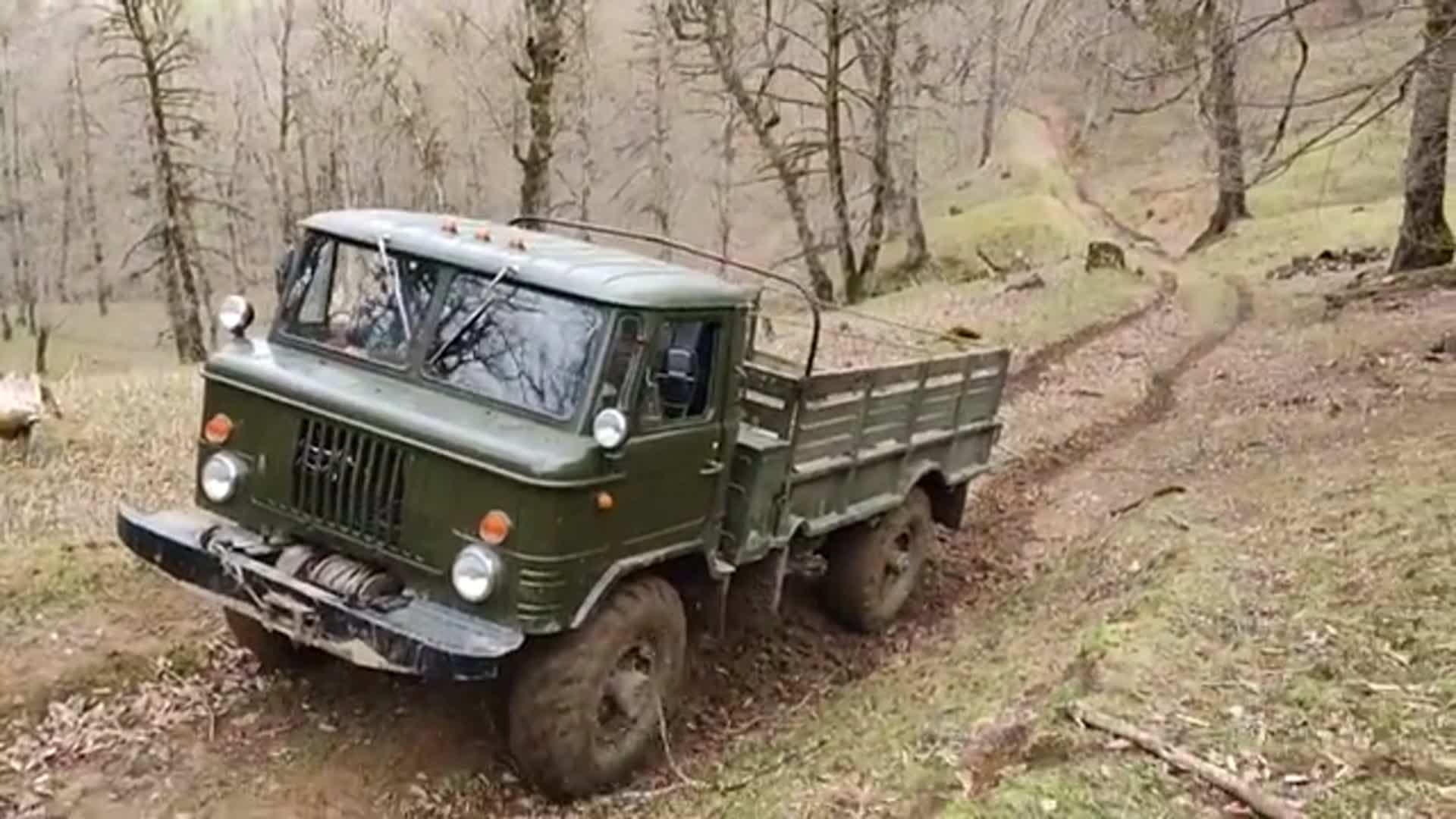 外国四区军用小卡车,在泥泞的道路上爬坡,看起来有点费劲
