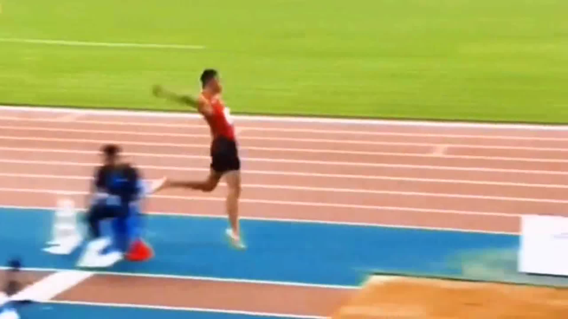 跳远挺身式的第一人,他说二没人称一吧.