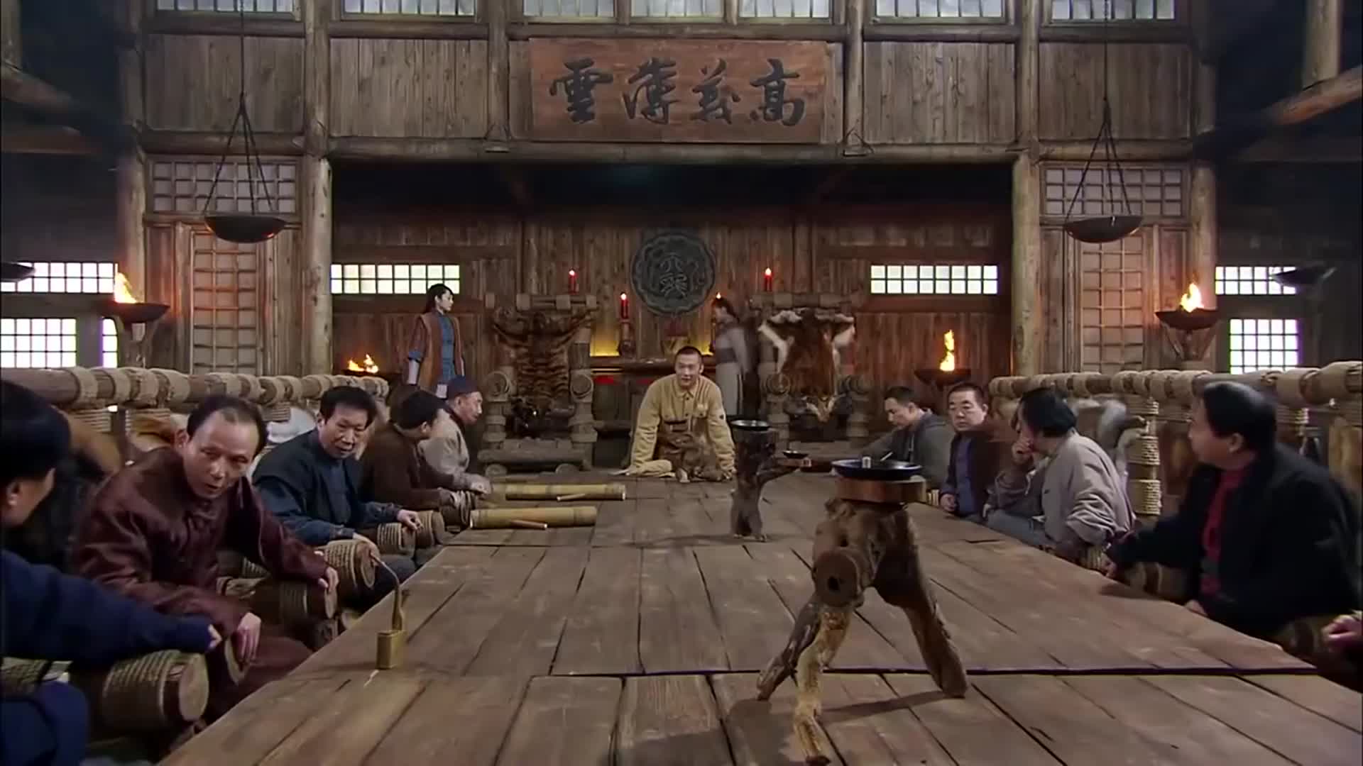江湖正道:八路首长硬闯土匪窝,女土匪一把搂入怀:一声丈夫!