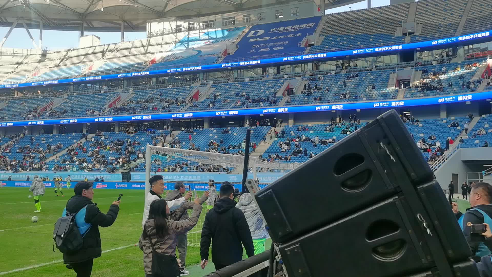 大连名宿VS香港明星队，黄日华感谢支持，梭鱼湾看台响起靖哥哥