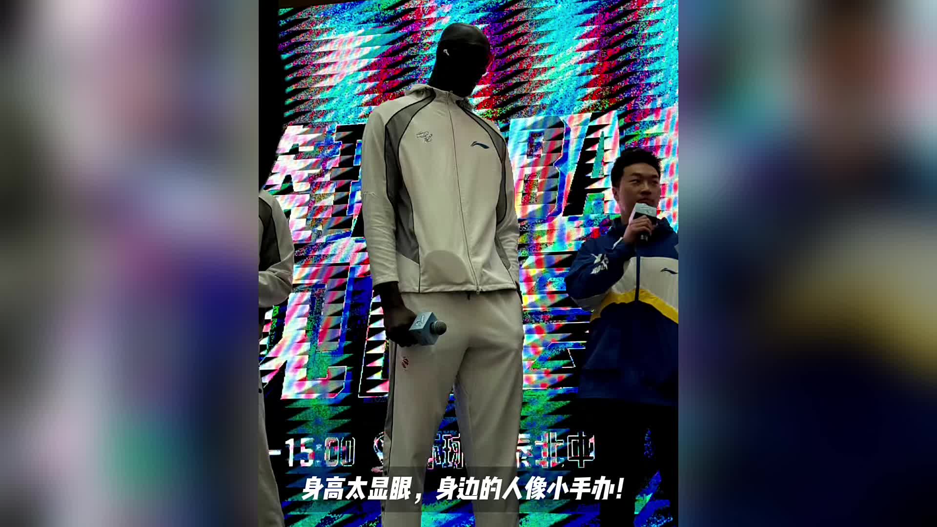 2米32法尔现身商场！比姚明还高，身边人抬头仰望像看巨人