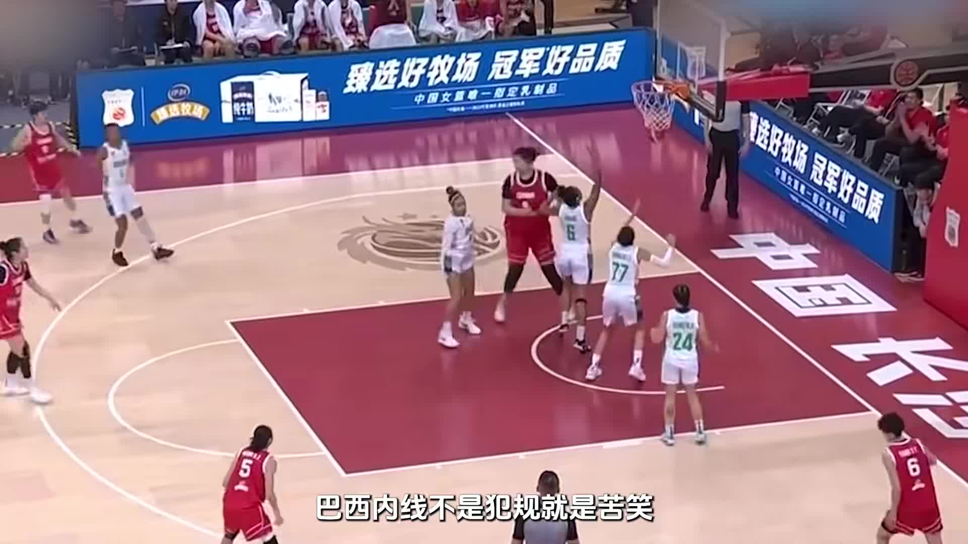 不愧女版姚明！2米26张子宇命中率100%，巴西内线不是犯规就苦笑