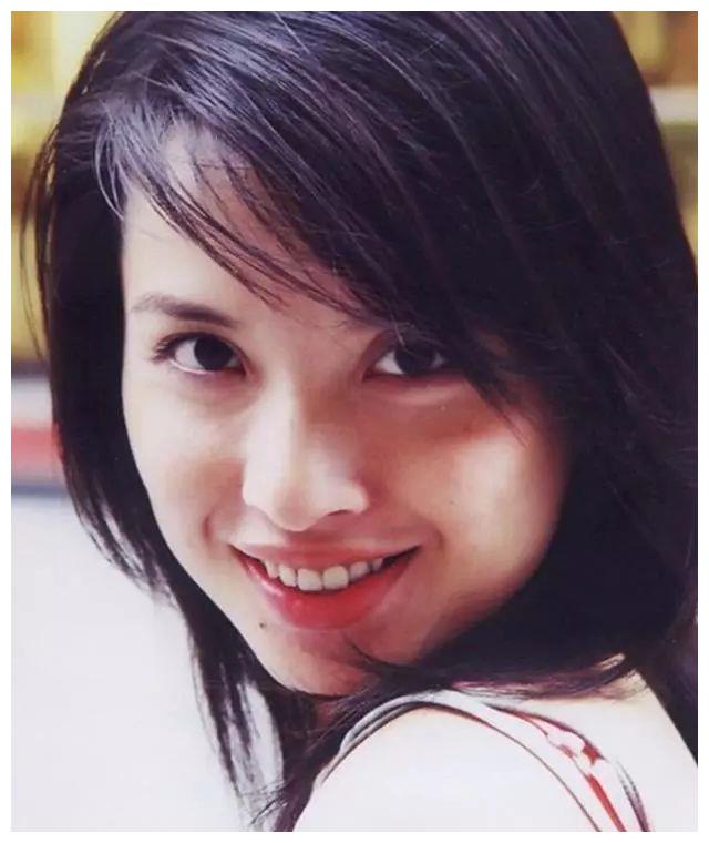 42岁"实力派大青衣"李佳,一婚嫁富豪不幸,今却被靳东宠成公主