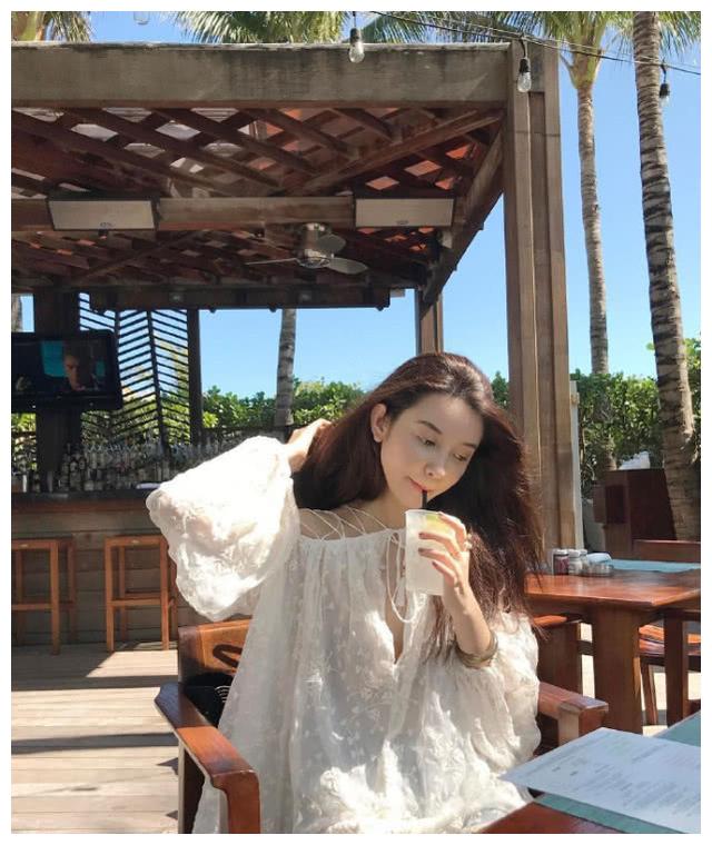 自带贵气的董花花露面,张大奕不爽晒旧照,笑容灿烂卖萌装嫩!