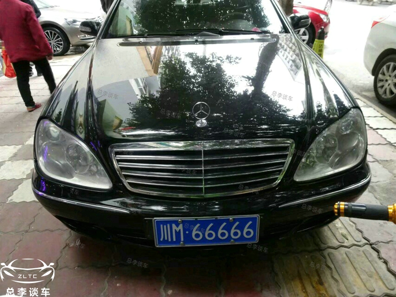 四川最惨的奔驰s350豪车停在天津几年未开动66666靓牌很抢眼